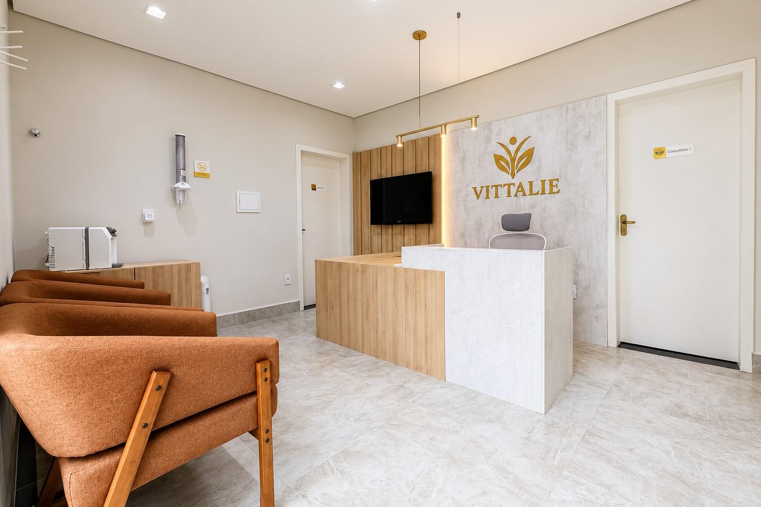 Recepção da VITTALIE com poltronas e balcão de atendimento